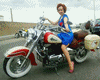 mujer en moto