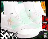 loose sports sneakers